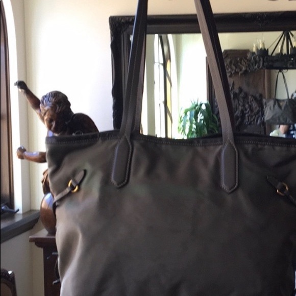 (Used) Prada tote. Dark green. Slight discoloration - Picture 4 of 10